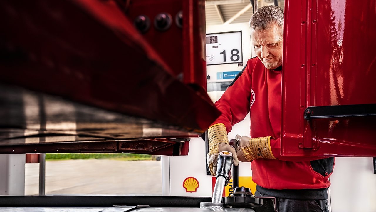 Ein Mann tankt Shell Renewable Diesel an einer Shell Station.