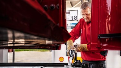 Ein Mann tankt Shell Renewable Diesel an einer Shell Station.