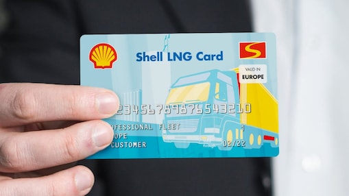 Eine Hand hält eine Shell LNG Tankkarte