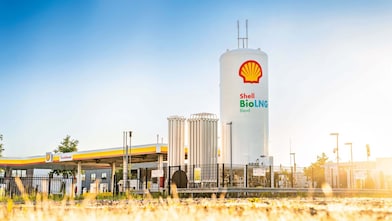 Eine der neuen Shell BioLNG Stationen während des Sonnenaufgangs