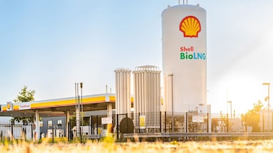 Ein LNG-Lkw steht an einer LNG-Station hinter einem Baum