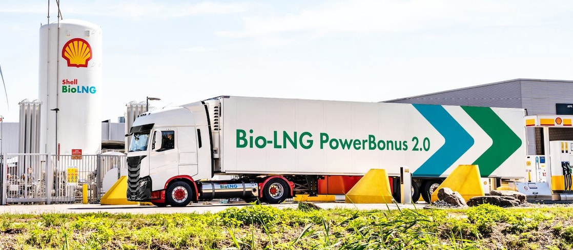 Ein LNG Lkw steht an eine LNG Station