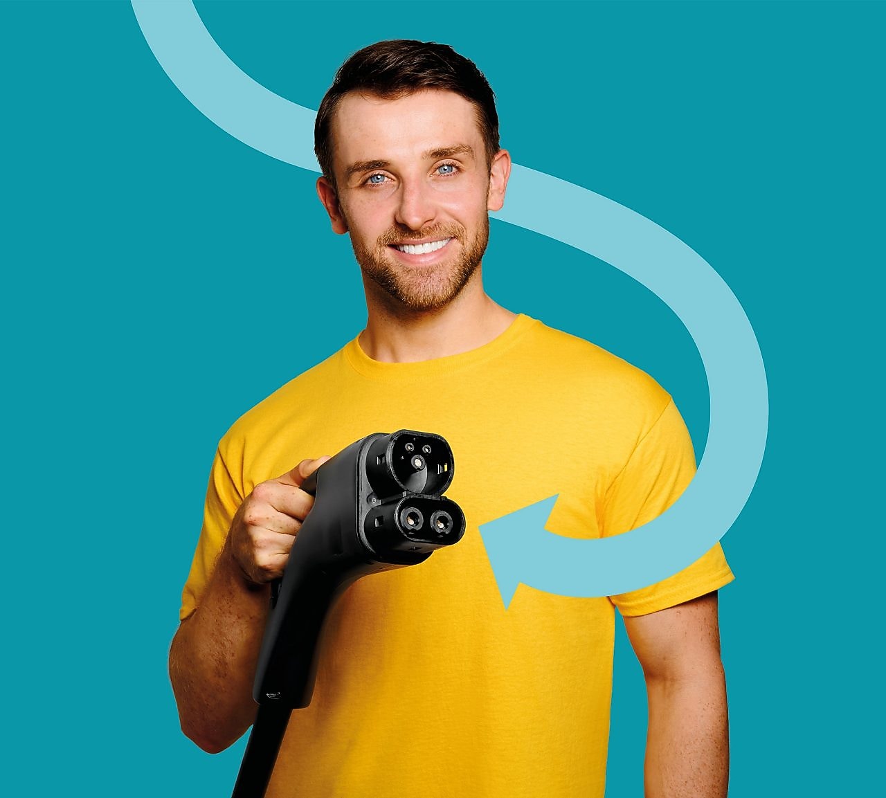 Ein Mann hält einen E-Auto-Ladestecker in der Hand