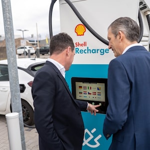 Mitarbeiter von SAP in Walldorf stehen an einer Shell Recharge Ladesäule