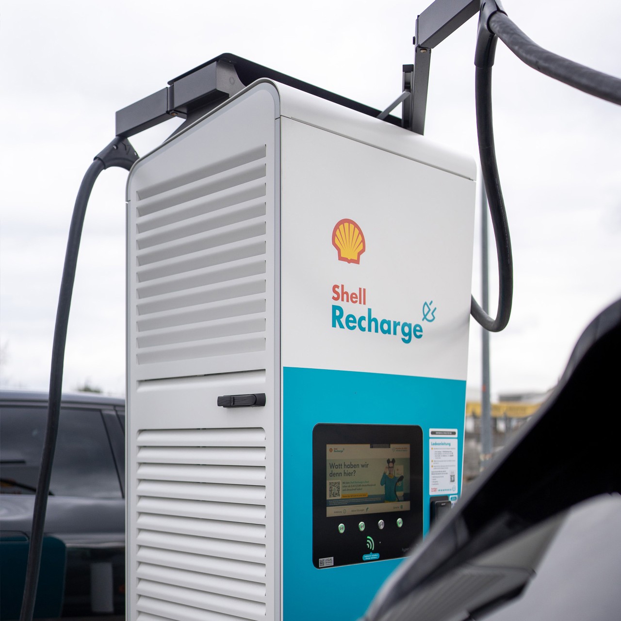 Eine Shell Recharge Ladesäule