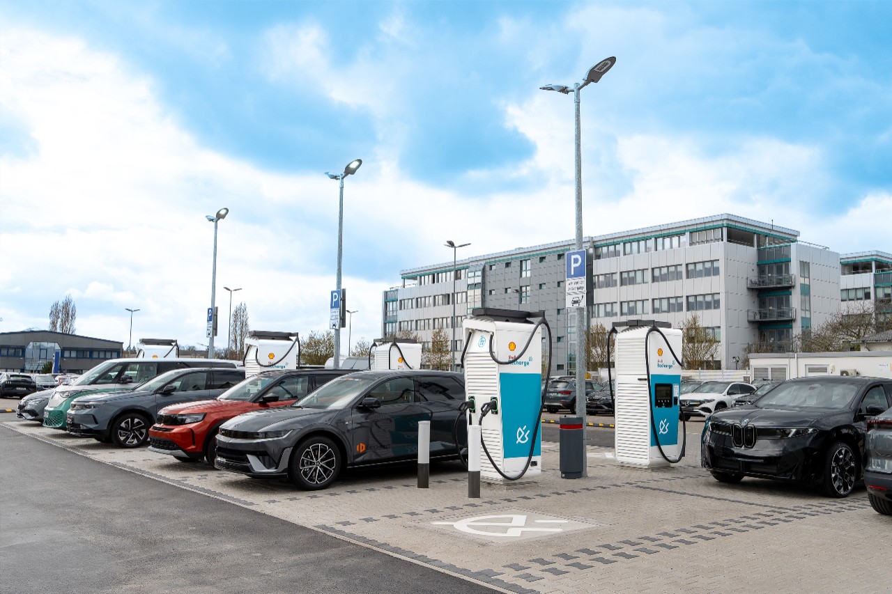 Parkplatz bei SAP in Walldorf mit Shell Recharge Ladesäulen.
