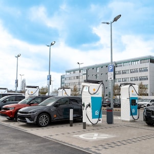 Parkplatz bei SAP in Walldorf mit Shell Recharge Ladesäulen.
