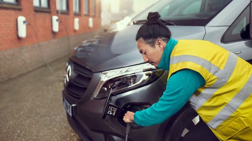 Ein Mann lädt seinen Transporter