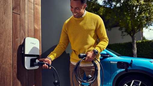 Ein Mann lädt sein E-Auto zuhause.