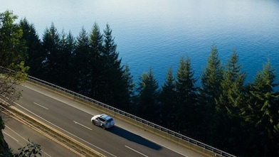 Windräder in einem Solarpark.