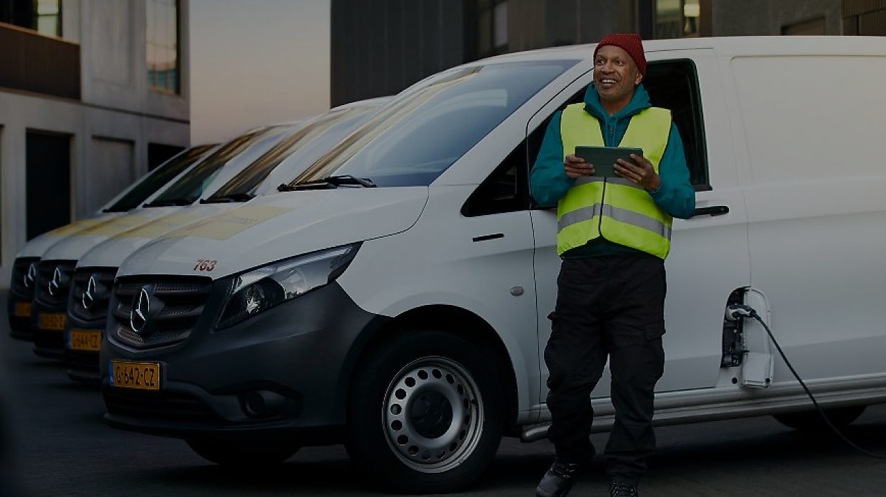 Mitarbeiter mit Tranporterflotte an einer Depot Charging Lösung von Shell