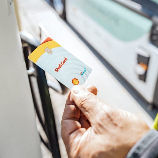 Die Shell Card wird an eine Ladesäule gehalten.