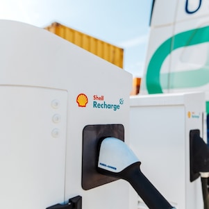 Eine Shell Recharge Ladesäule