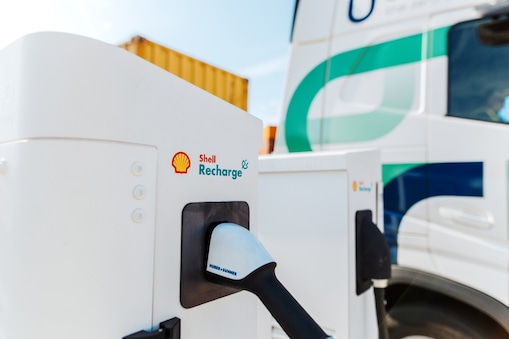 Eine Shell Recharge Ladesäule