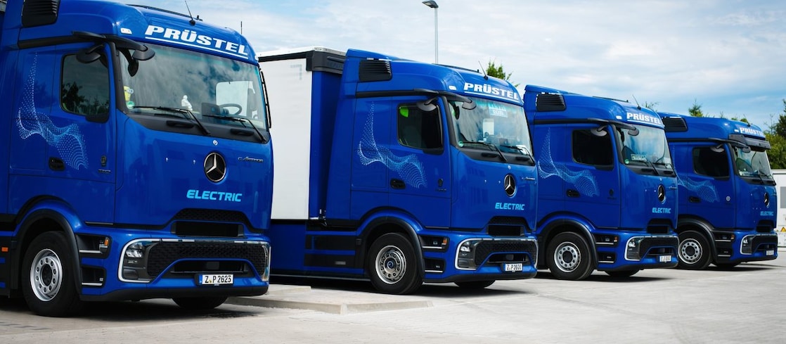 Mehrere E-Lkw der Spedition Prüstel in einer Reihe.