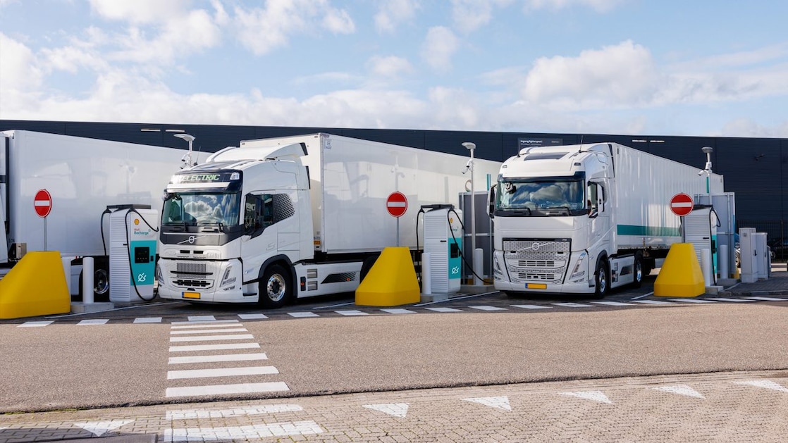 Mehrere E-Lkw an Shell Recharge Ladesäulen.