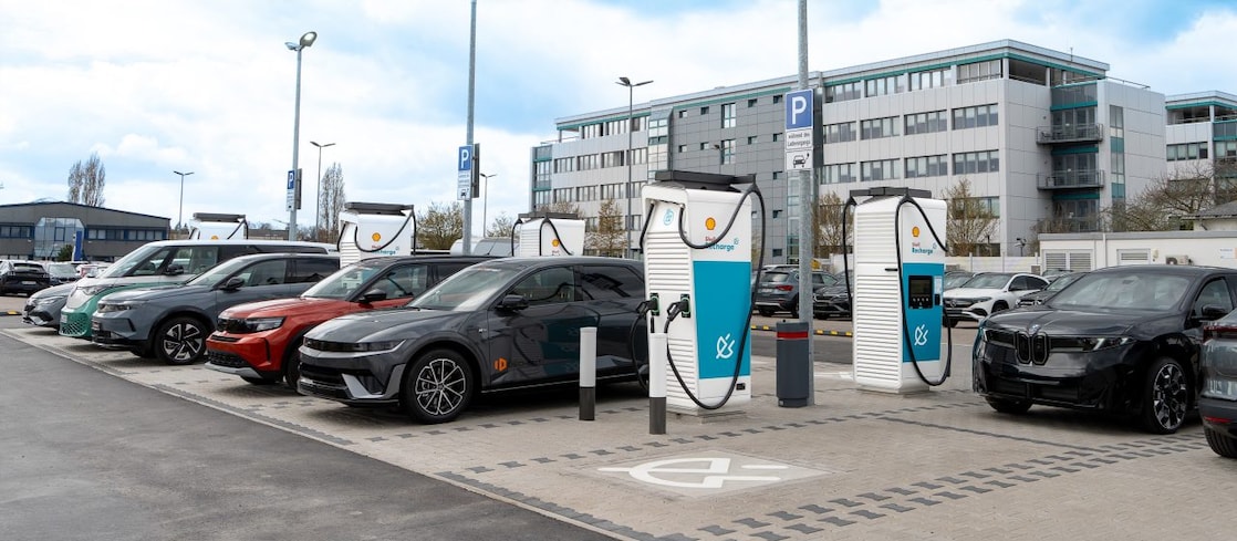 Parkplatz bei SAP in Walldorf mit Shell Recharge Ladesäulen.