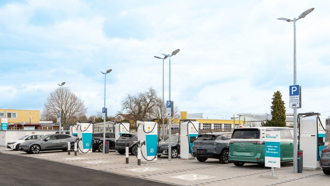 Parkplatz bei SAP in Walldorf mit Shell Recharge Ladesäulen.