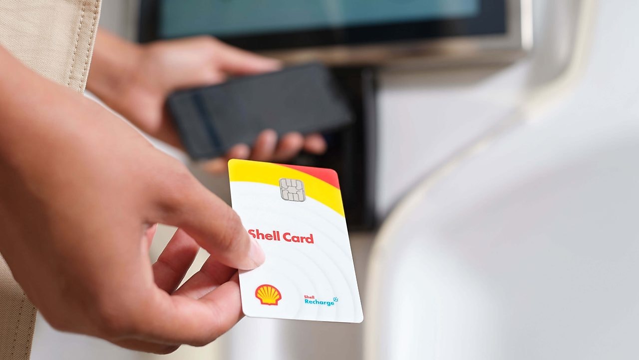 Eine Person hält eine Shell Card in die Kamera.