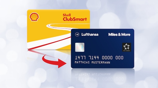 Gelbe Shell ClubSmart Kundenkarte & blaue Miles & More Kundenkarte auf hellblauem Hintergrund