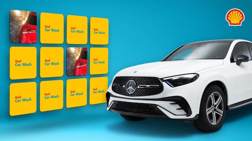 Weisser Mercedes-SUV rechts im Bild, links daneben ein gelbes Shell-Car-Wash-Memory-Spiel mit aufgedeckten Autowasch-Karten vor blauem Hintergrund, Shell-Logo oben rechts in der Ecke.
