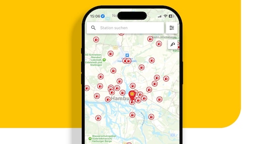 Smartphone mit geöffneter  Shell App zeigt die Shell Tankstellensuche.