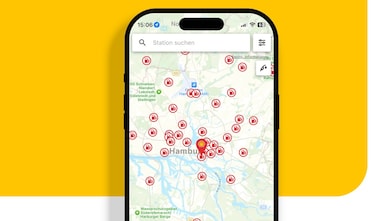 Smartphone mit geöffneter Shell App zeigt die Shell Tankstellensuche.
