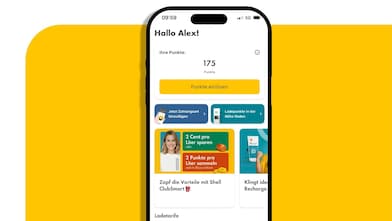 Smartphone mit geöffneter Shell App-Startseite, Begrüßung „Hallo Alex!“, Punkteübersicht und Shell ClubSmart Angebote vor gelbem Hintergrund.