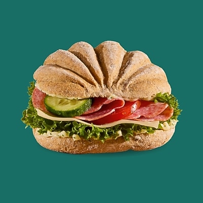 Muschelbrötchen mit Käse und Salami