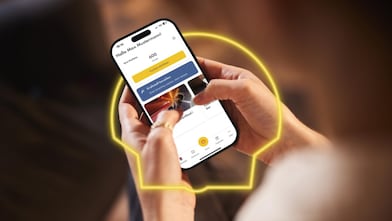 Eine Person mit Smartphone, das die Shell App zeigt