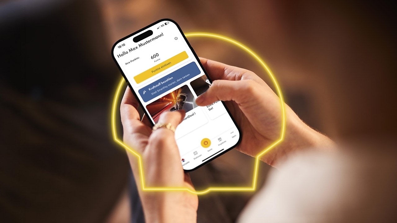 Eine Person mit Smartphone, das die Shell App zeigt