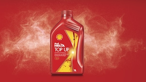 Rote Shell Helix Top-up Oil Flasche auf einen roten Hintergrund