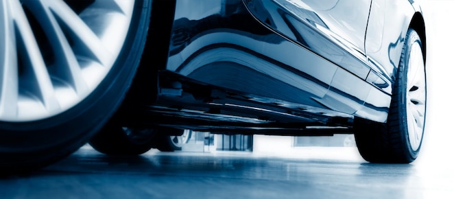 Seitenprofil eines glänzenden dunklen Autos
