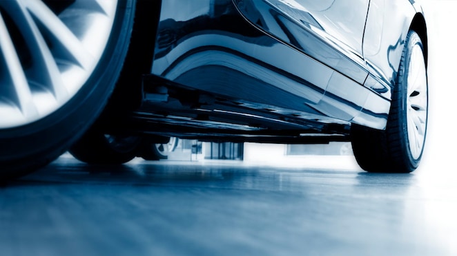 Seitenprofil eines glänzenden dunklen Autos