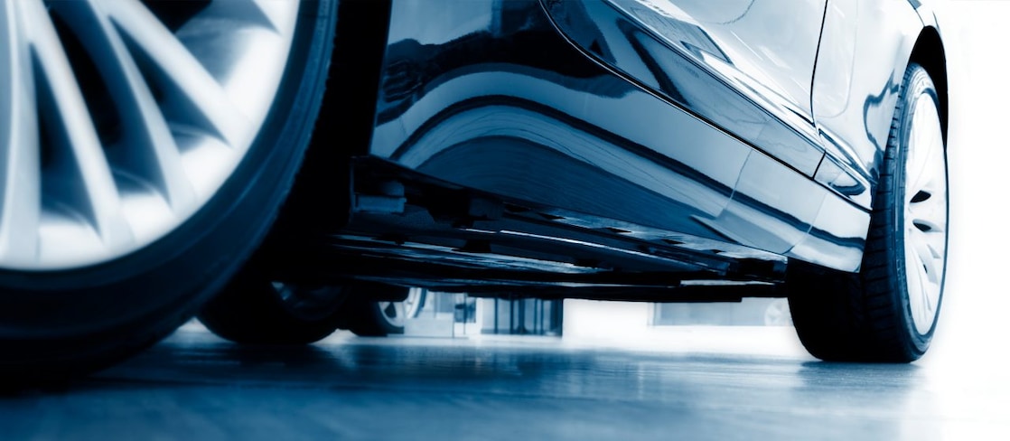 Seitenprofil eines glänzenden dunklen Autos