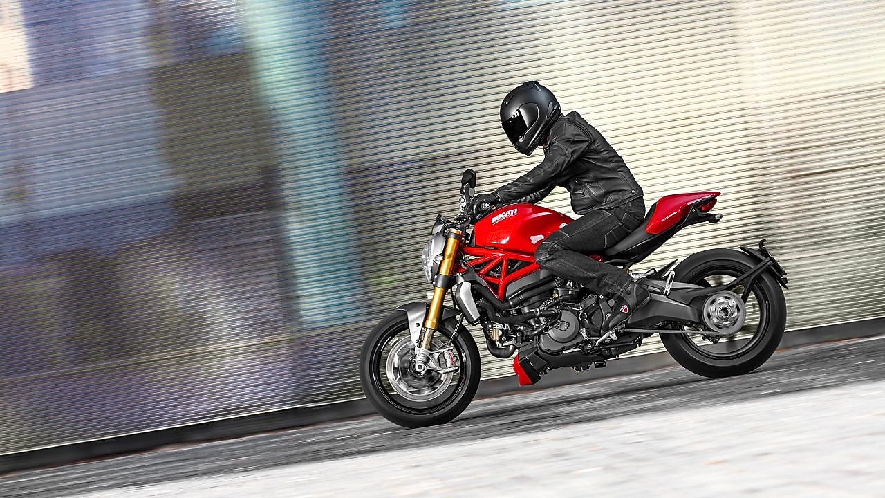 Ein Motorrad-Fahrer auf einem roten Motorrad