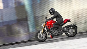 Ein Motorrad-Fahrer auf einem roten Motorrad