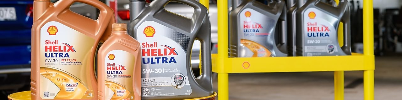 Shell Helix Ultra Motorölkanister in verschiedenen Viskositäten auf Werkstattregal – synthetische Premium‑Motoröle für Pkw, entwickelt für höchste Effizienz und Motorsauberkeit