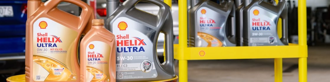 Shell Helix Ultra Motorölkanister in verschiedenen Viskositäten auf Werkstattregal – synthetische Premium‑Motoröle für Pkw, entwickelt für höchste Effizienz und Motorsauberkeit