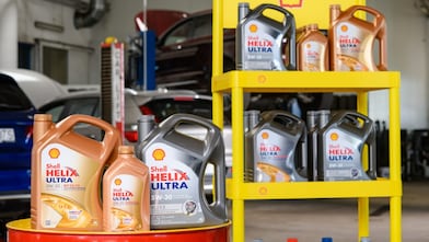 Shell Helix Ultra Motorölkanister in verschiedenen Viskositäten auf Werkstattregal – synthetische Premium‑Motoröle für Pkw, entwickelt für höchste Effizienz und Motorsauberkeit