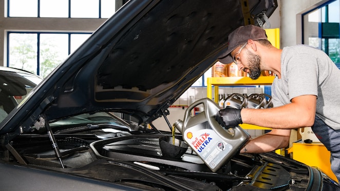 Mechaniker mit hohem Benzinverbrauch prüft das Fahrzeug