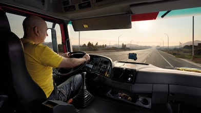LKW Fahrer, der auf einer verlassenen Strasse fährt