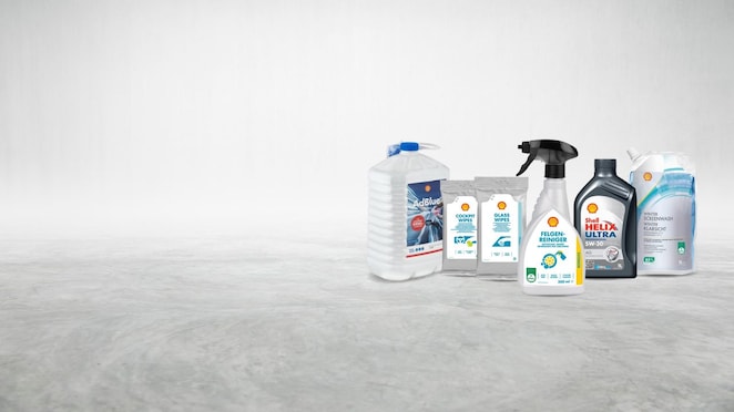 Verschiedene Shell Autopflege Produkte: von AdBlue über Shell Felgenreiniger und Shell Helix Ultra bis Shell Winterklarsicht