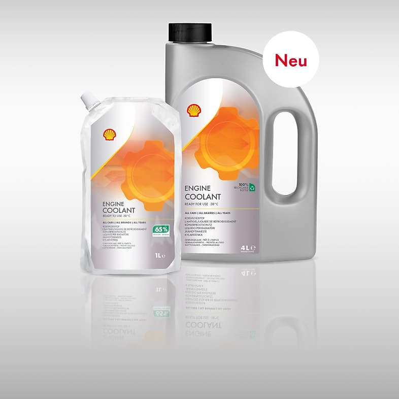 Hand hält einen Shell Café Kaffee Becher vor türkisem Grund. Text auf gelbem Störer: GRATIS Heißgetränk.