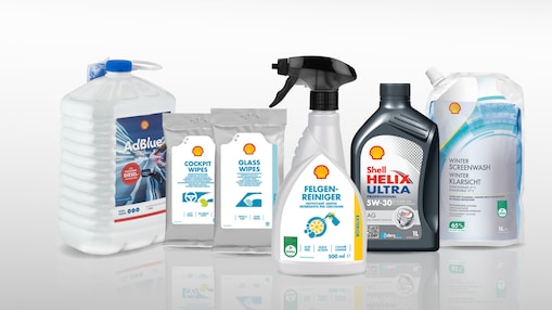Verschiedene Shell Autopflege Produkte: von AdBlue über Shell Felgenreiniger und Shell Helix Ultra bis Shell Winterklarsicht