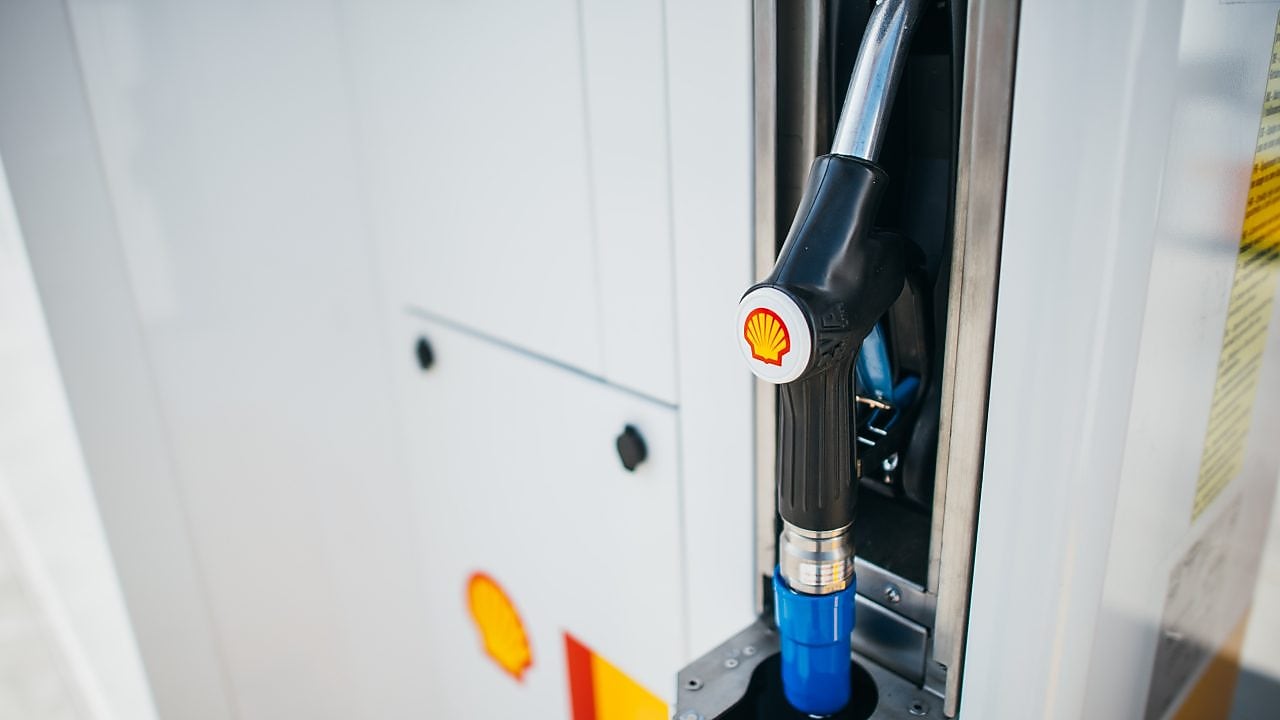 AdBlue Säule an einer Shell Station