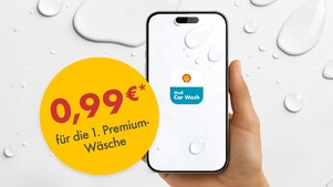 Nahaufnahme der Heckansicht eines roten Fahrzeugs in einer Shell Waschanlage.