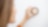 Frau bedient Temperaturregler an Wand in ihrem Zuhause