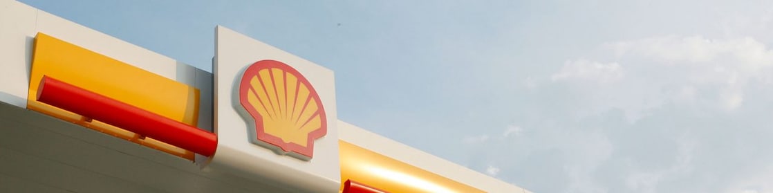 Shell Logo am Dach einer Shell Tankstelle