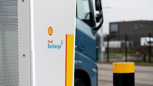 Eine Ladesäule von Shell Recharge mit einem LKW im Hintergrund